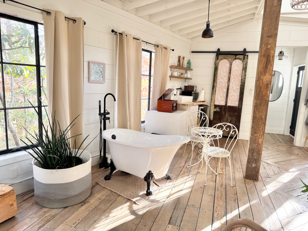 Tub with Handheld Wand