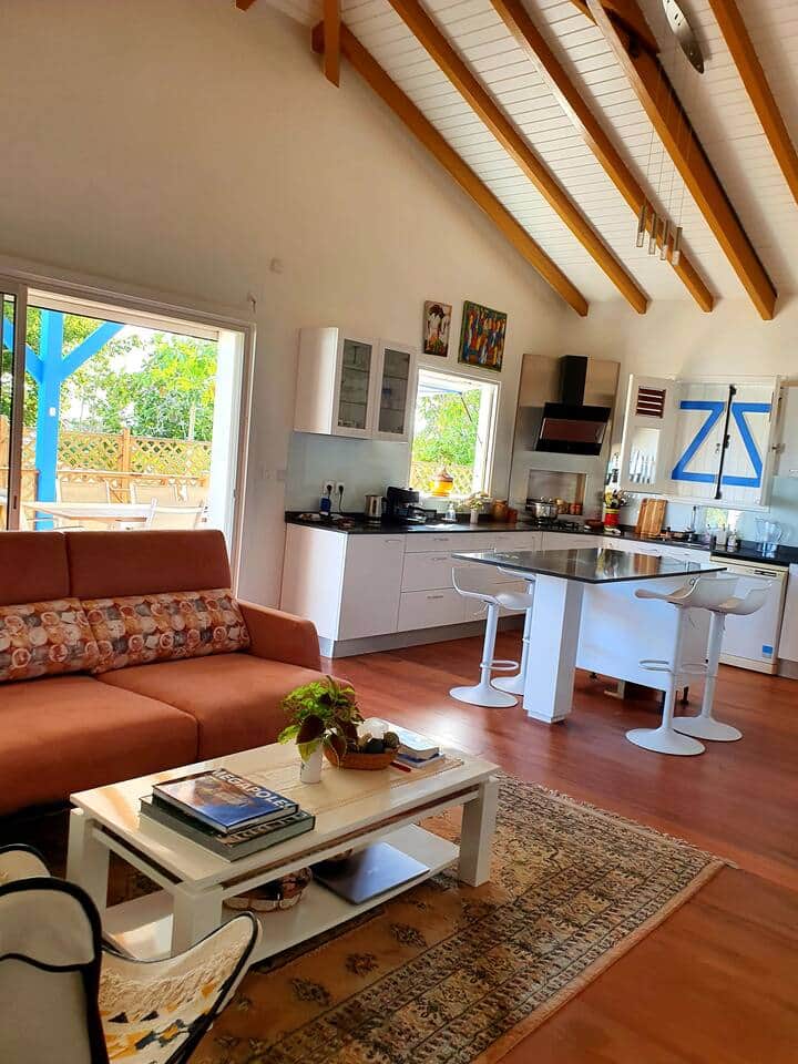 Sejour et cuisine avec ilôt central, vue sur mer depuis l'ilôt central