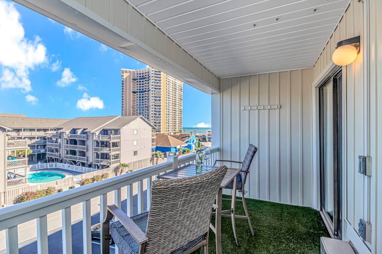 Large balcony with Oceanviews!