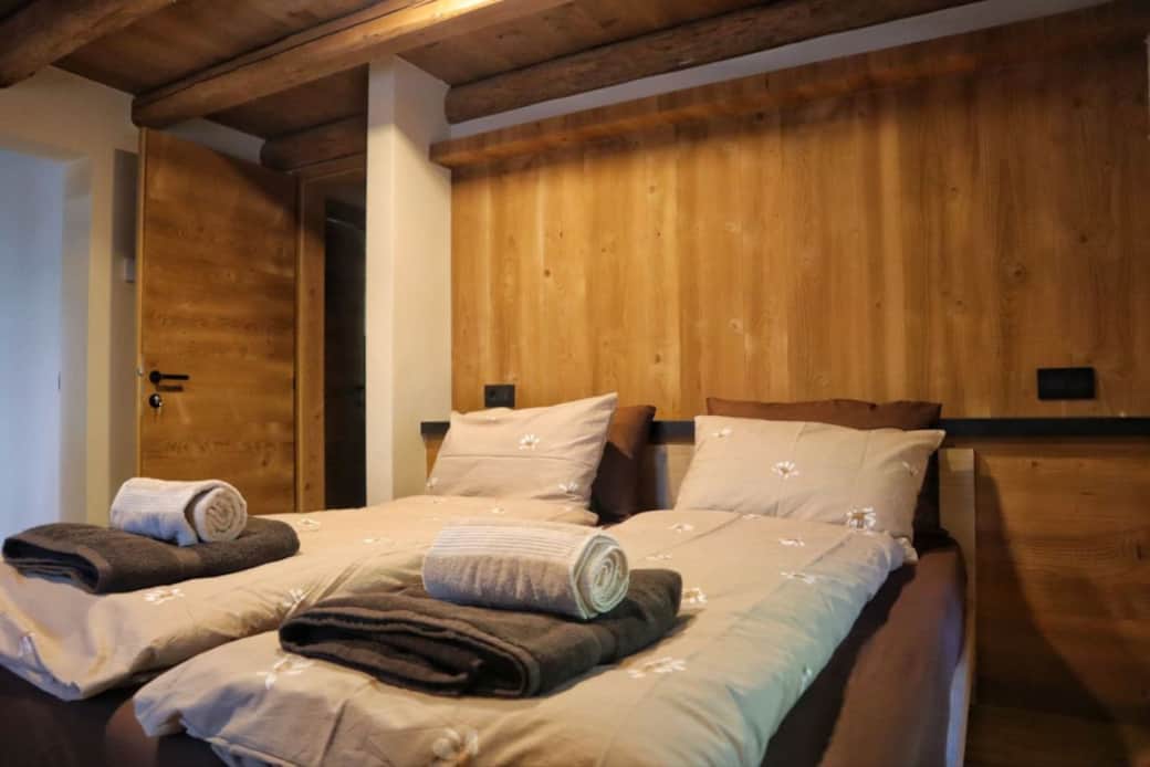 Camera da letto e porta d'entratadal corridoio Camera da letto e porta d'entratadal corridoio