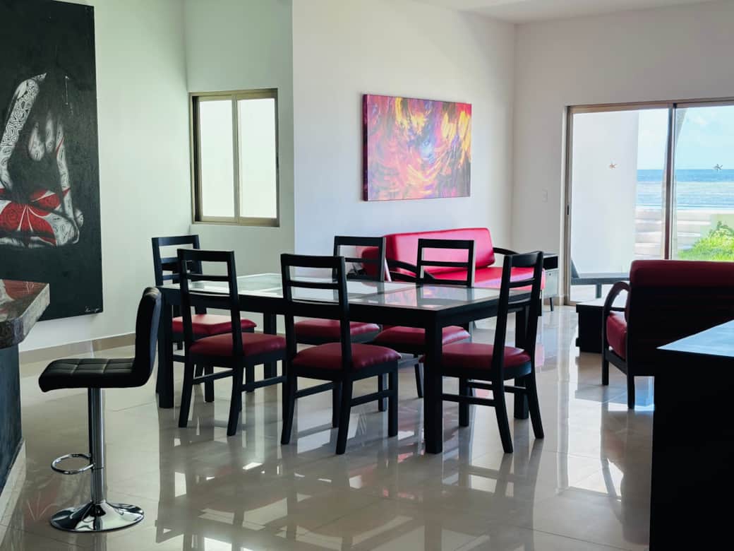 Espace de vie ouvert, salon, cuisine, salle à manger, vue mer et terrasse accès direct aux piscines Espace de vie ouvert, salon, cuisine, salle à manger, vue mer et terrasse accès direct aux piscines