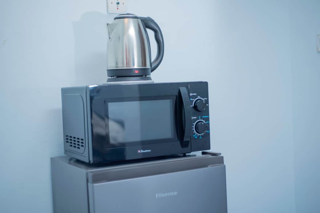 Frigo avec bouilloire et micro-ondes Frigo avec bouilloire et micro-ondes
