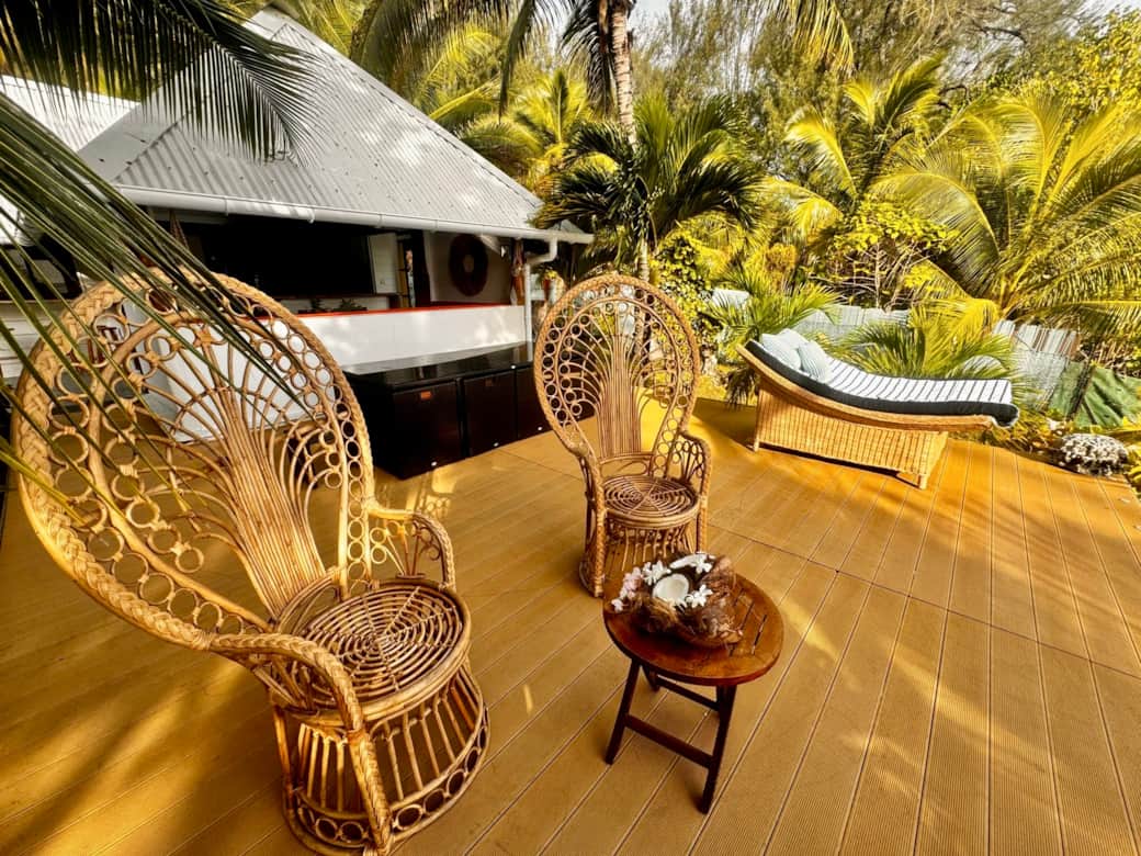 Détente sur la terrasse face au lagon Fare One Island Moorea Tahiti Détente sur la terrasse face au lagon Fare One Island Moorea Tahiti