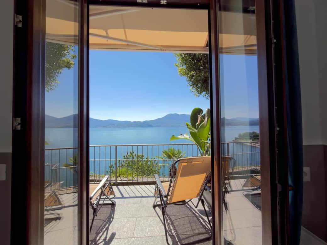 Smeraldo Zimmer mit Terrasse mit Seeblick Lago Maggiore Villa Angelina Cannero Riviera