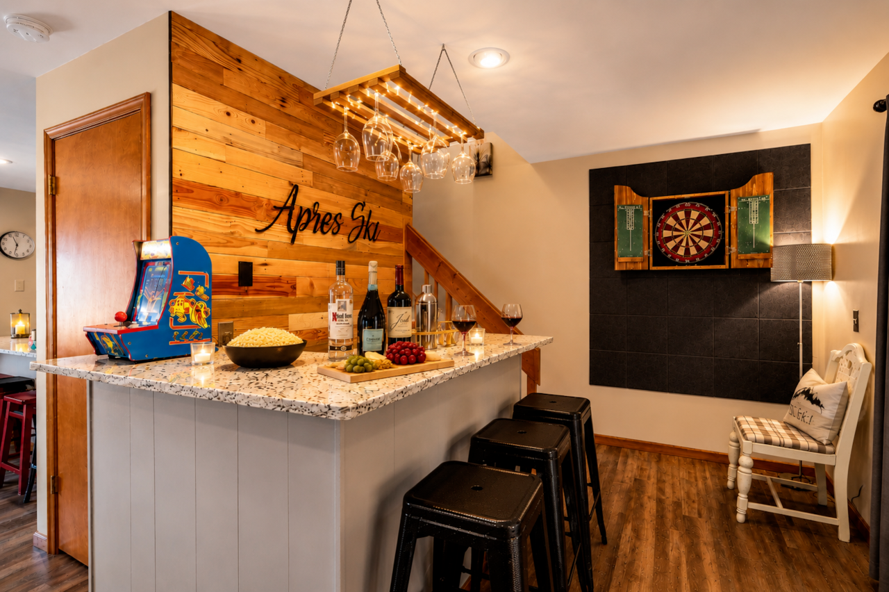 Game area with darts, arcade basketball, and après-ski entertainment