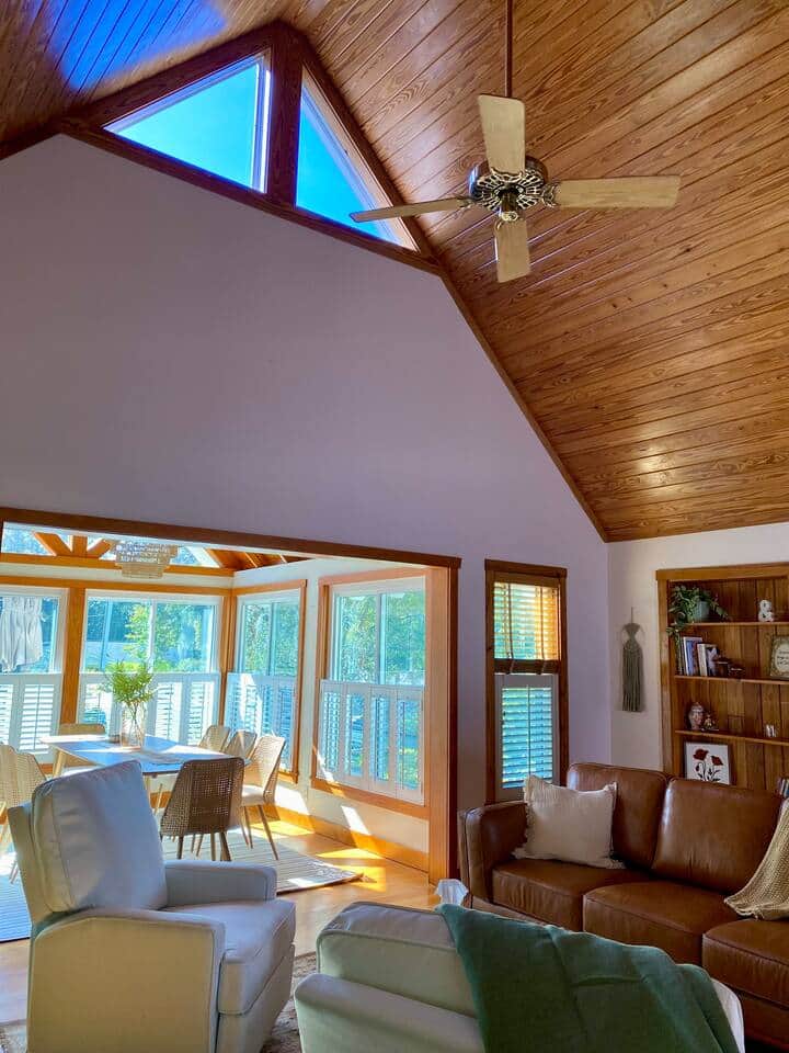 Open entry from living room into dining room. Open entry from living room into dining room.