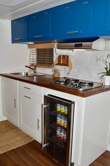 Kitchenette with gas stovetop Kitchenette with gas stovetop