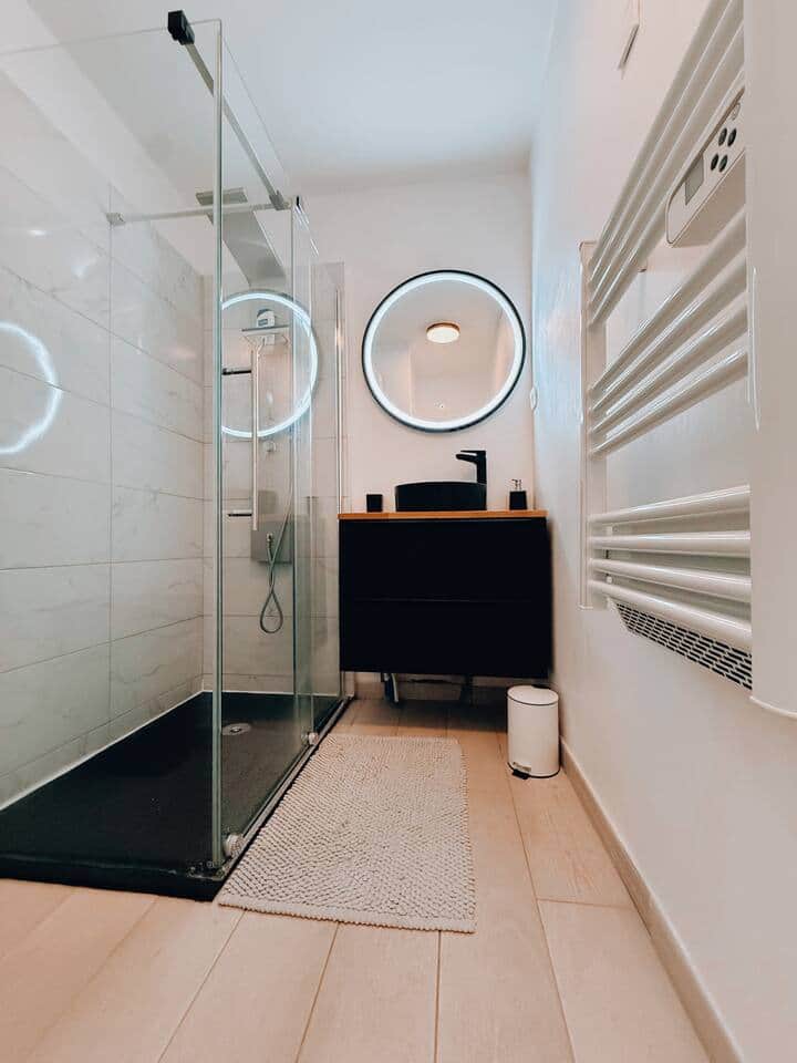 Salle de bain équipée avec ses jets massants , un peu de détente en fin de journée Salle de bain équipée avec ses jets massants , un peu de détente en fin de journée