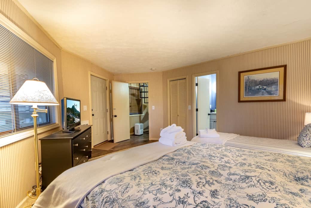 Queen and Twin Bedroom 1 Interior View