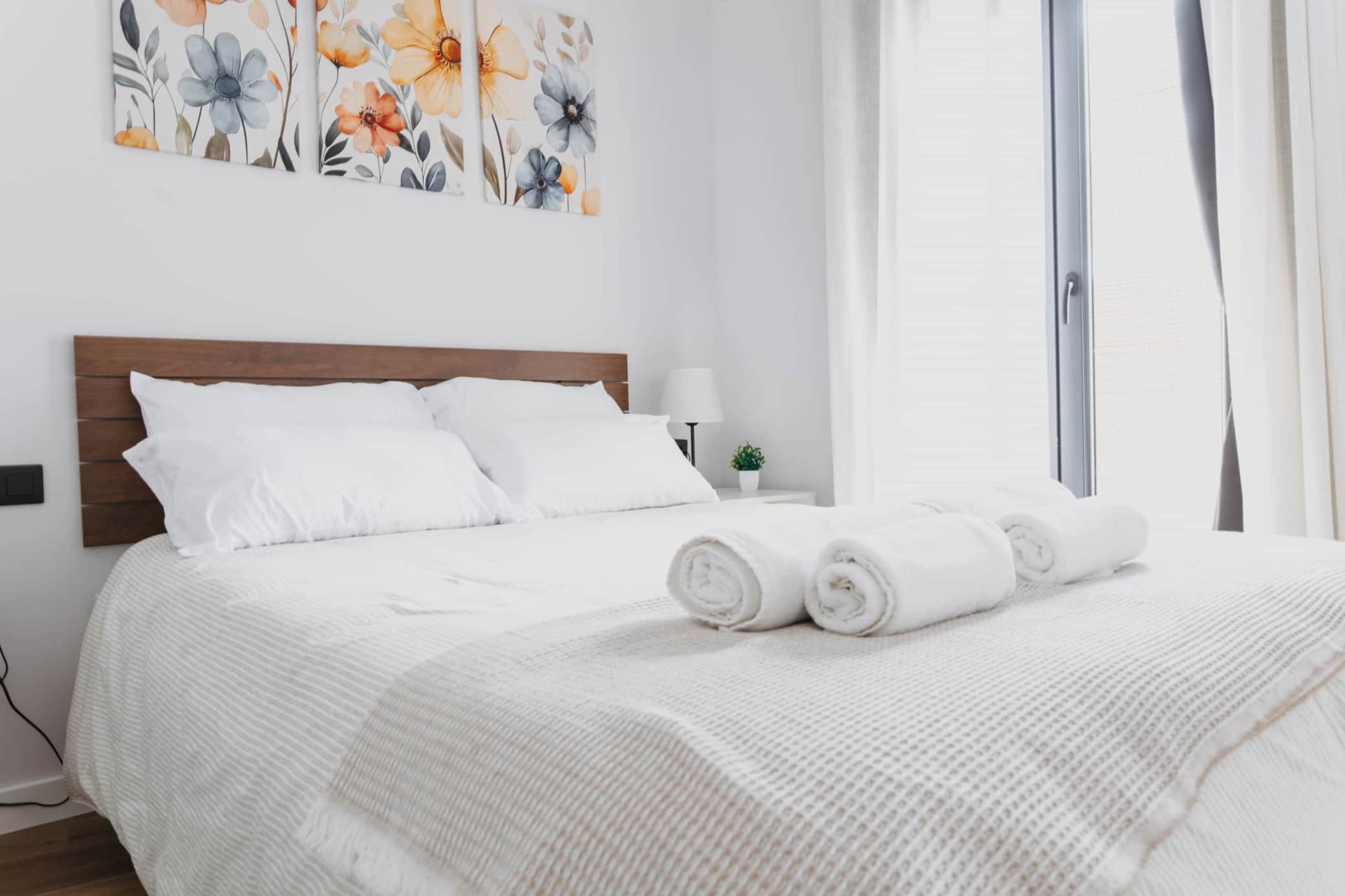 cama de la habitacion con vistas a la piscina.jpg