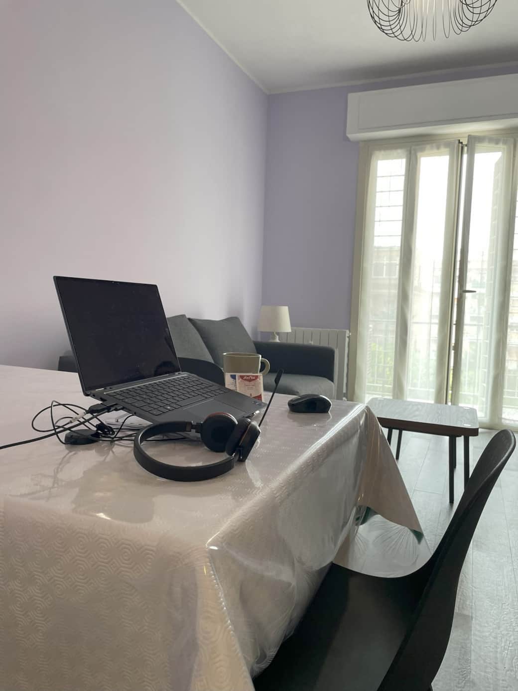L'area ufficio è ricavata nel salone utilizzando il tavolo da pranzo. Ho utilizzato personalmente quest'area che è comoda per spaziosità del tavolo, zona silenziosa e wifi veloce