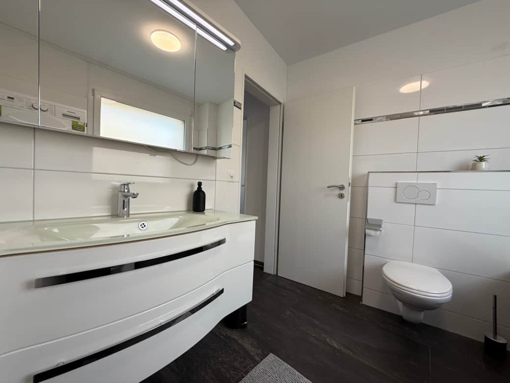 Bathroom 1 w/Bathtub