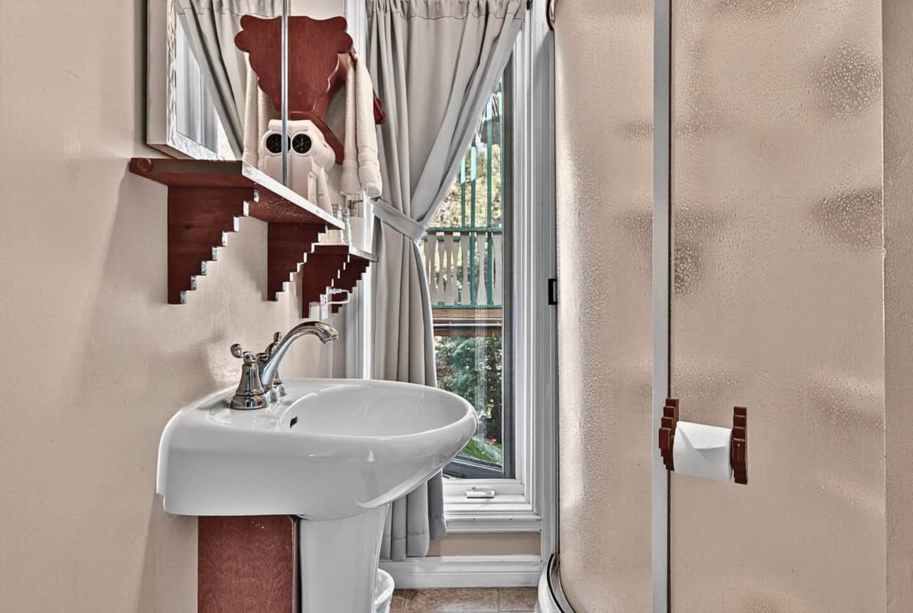 Bathroom (shower)