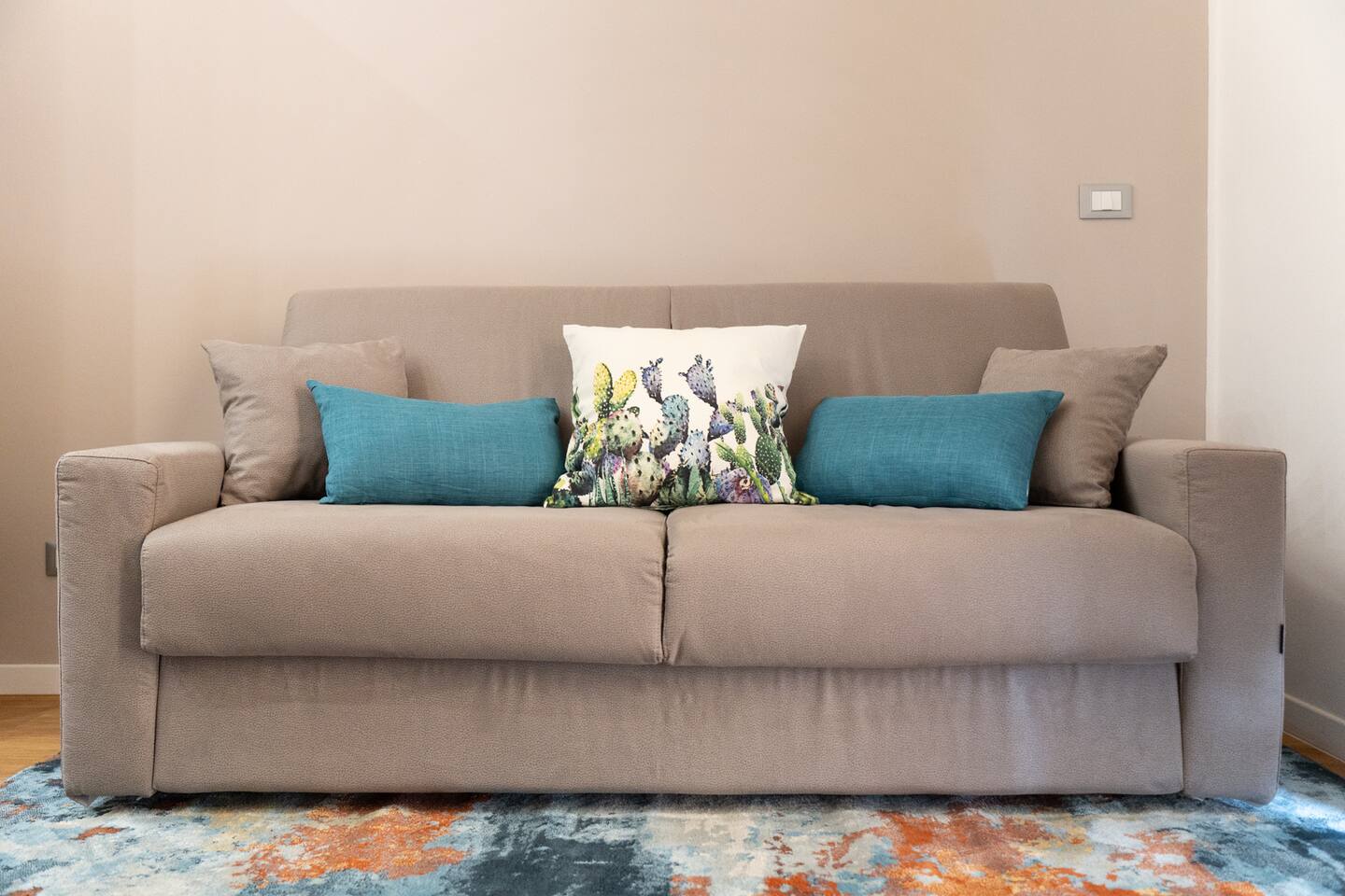 Il divano letto con materasso in memory foam nel soggiorno è la soluzione perfetta per unire comfort, praticità ed eleganza. Ideale per accogliere ospiti occasionali o per un utilizzo quotidiano, garantisce un ottimo riposo e un design armonioso.