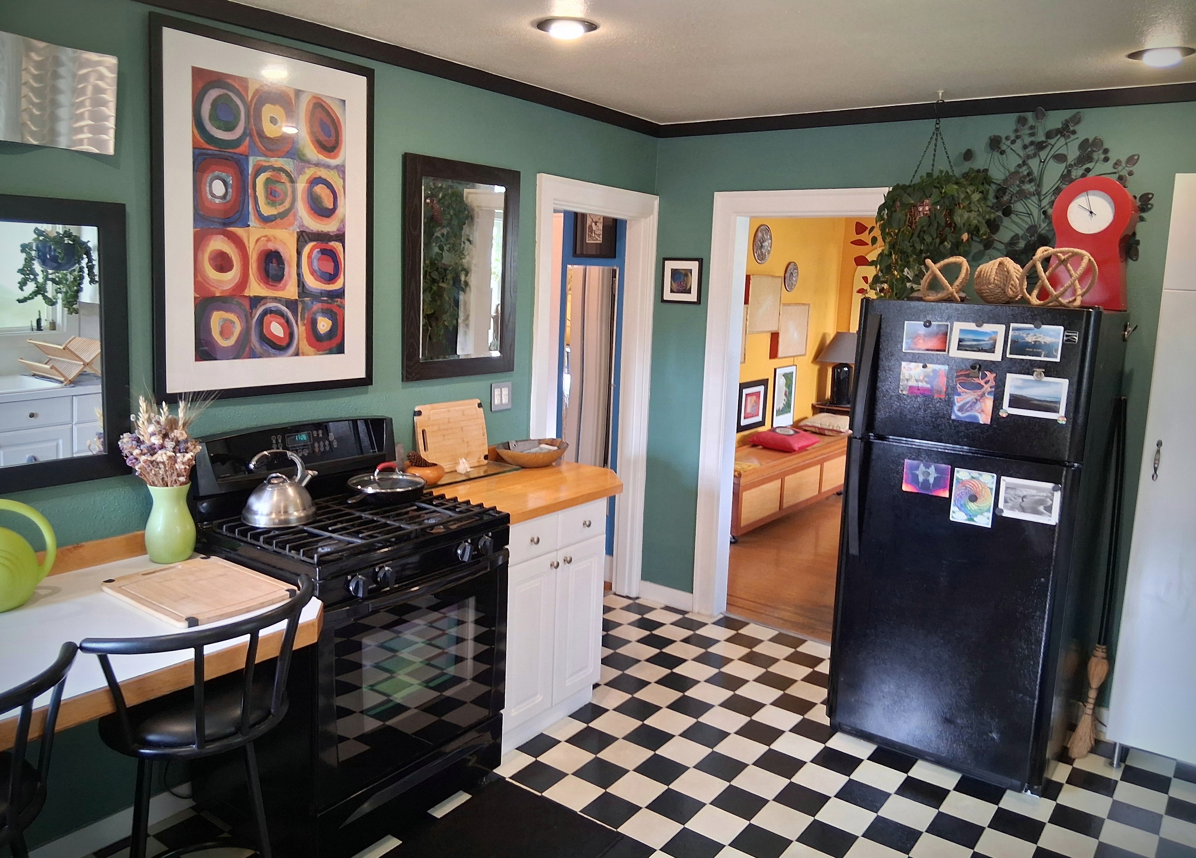 Cooks will appreciate the big kitchen. We have several very close grocery options nearby, including a big Fred Meyer and a brand new Trader Joe's.