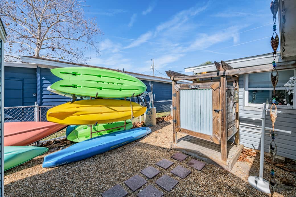 Splash, rinse, repeat — outdoor shower fun and water toys await for the ultimate river day! 🌊🛁