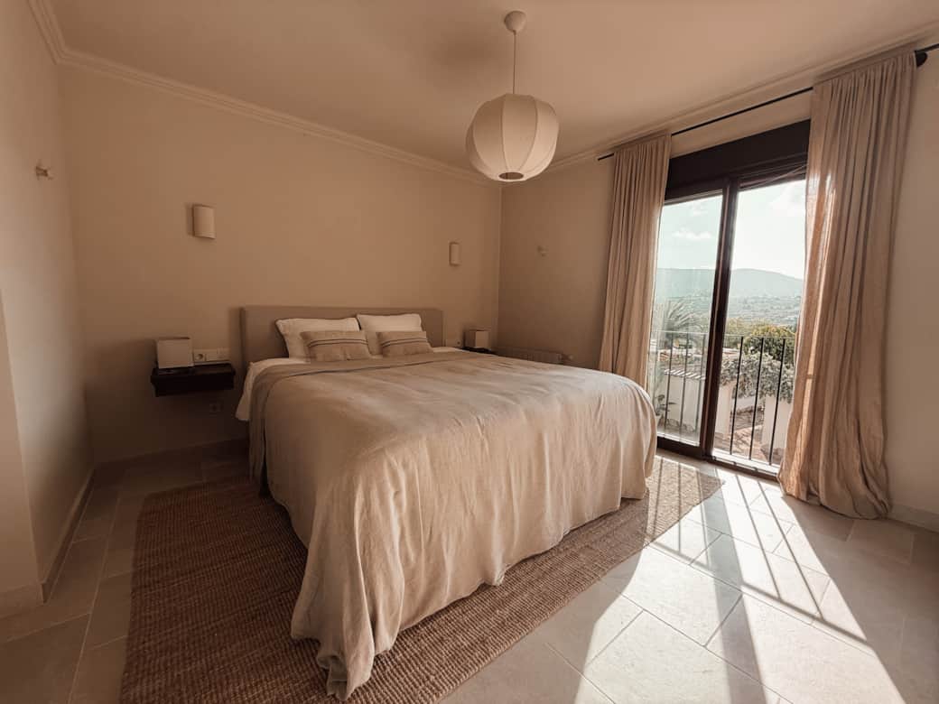 Master bedroom met king-size bed (210x180), airco en ruime kast.