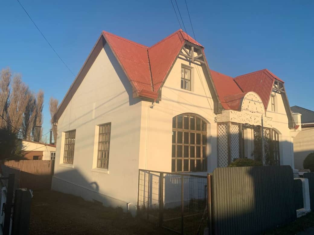 El alojamiento cuenta con estacionamiento gratuito con portón eléctrico con espacio para 2 autos dentro de la propiedad