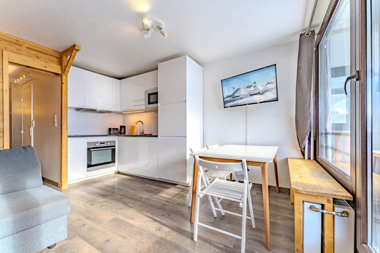 Cuisine et coin repas près de la fenêtre — Wooden Paradise, Val Thorens