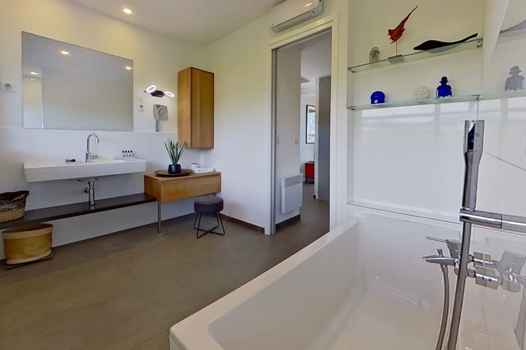 Salle de bain de la chambre 5 (douche et baignoire)