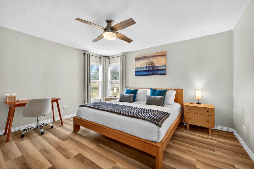 Guest bedroom with king size bed