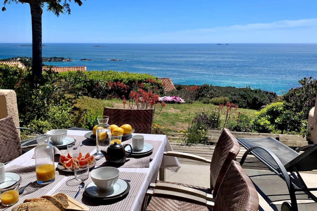 Vue panoramique depuis la terrasse de la maison.