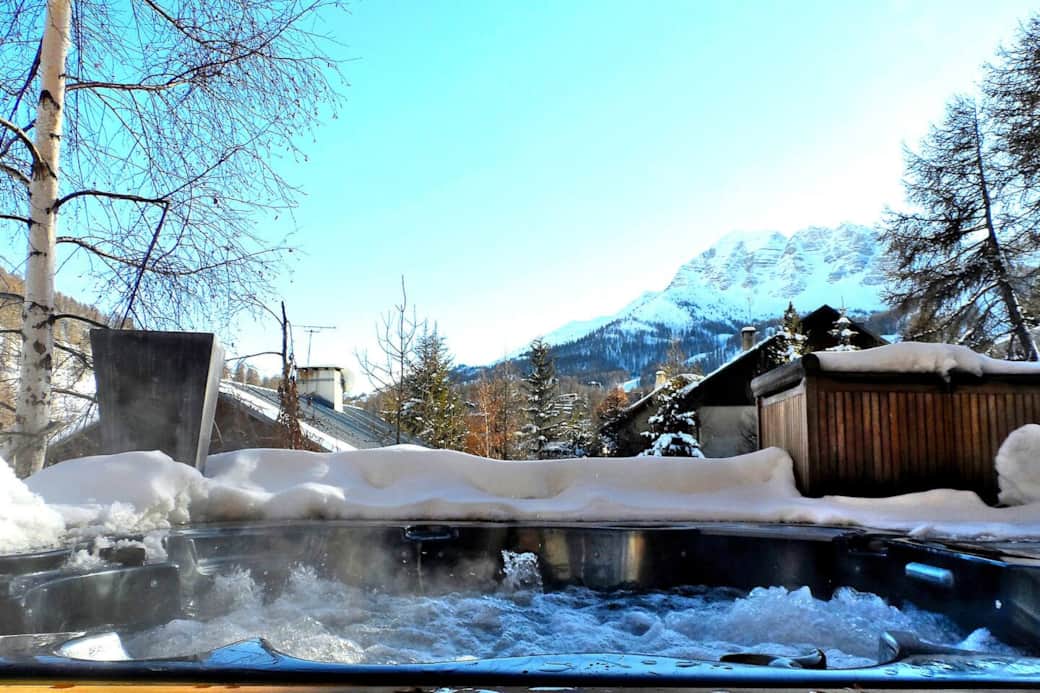 Jacuzzi chauffé à 37°C sous la neige sur une terrasse orientée plein ouest. L'idéal pour vous prélasser durant vos vacances.