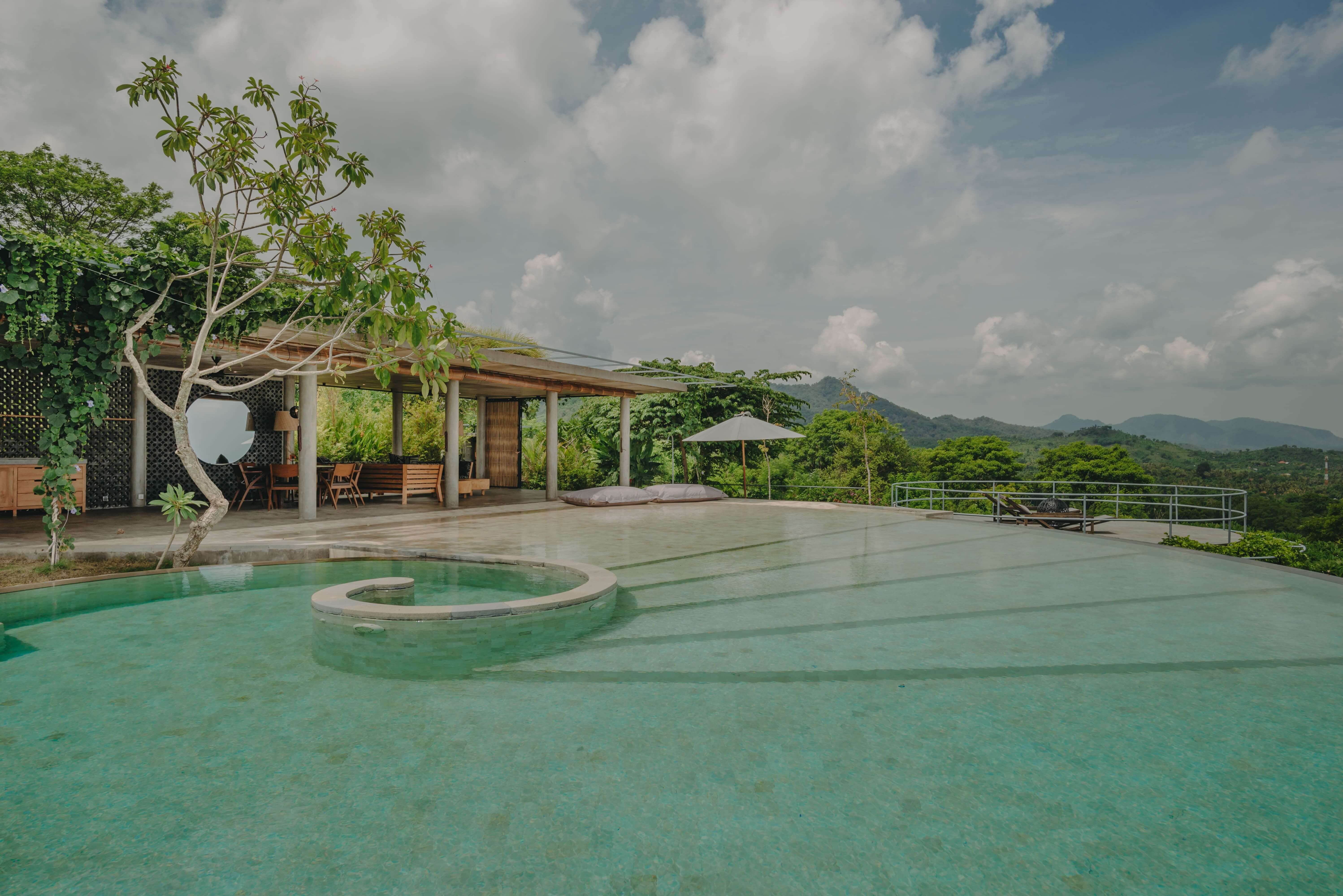 Exterior view of Villa Vinci luxury villa with landscaped garden