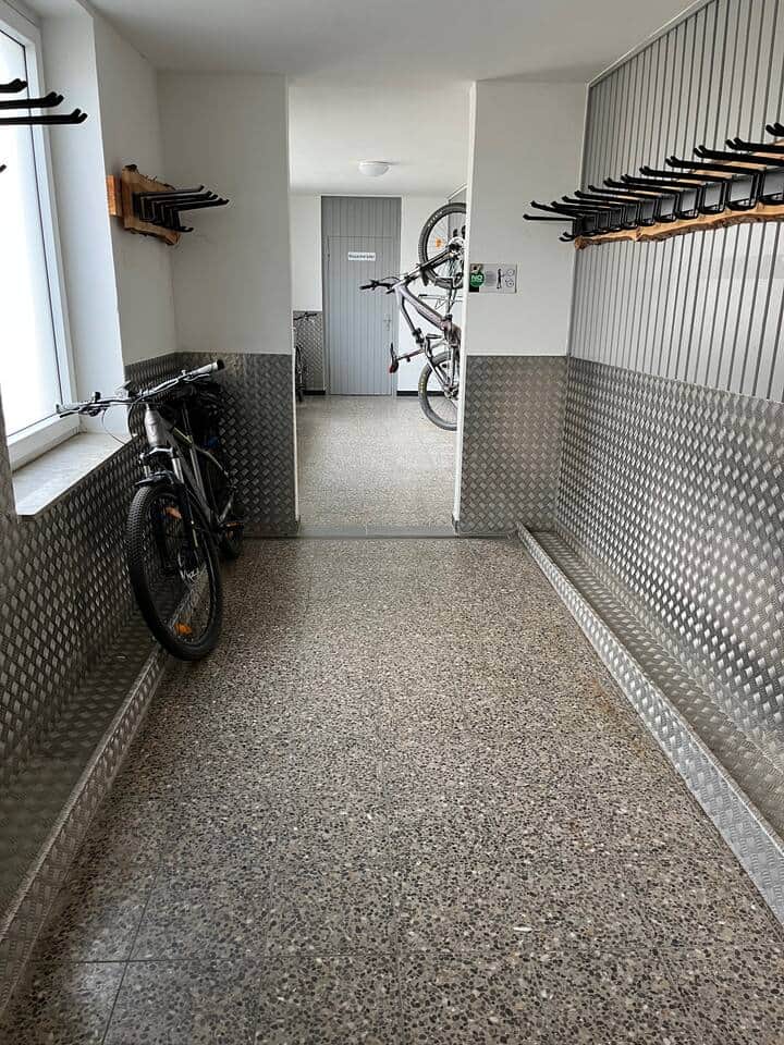 abgeschlossener Fahrrad und Skiraum abgeschlossener Fahrrad und Skiraum