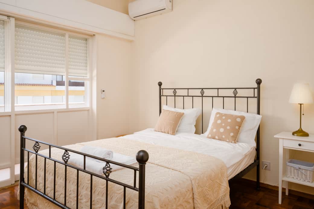 Helles Schlafzimmer mit komfortablem Queen-Size-Bett und ruhiger Wohlfühlatmosphäre.