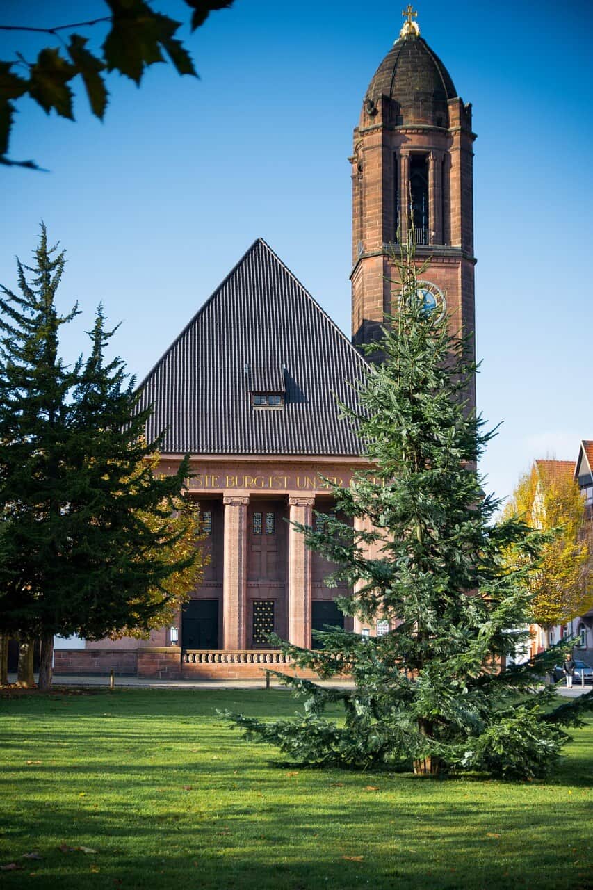 Lutherkirche am Karlsplatz in Worms mit hohem Turm und grünem Vorplatz.