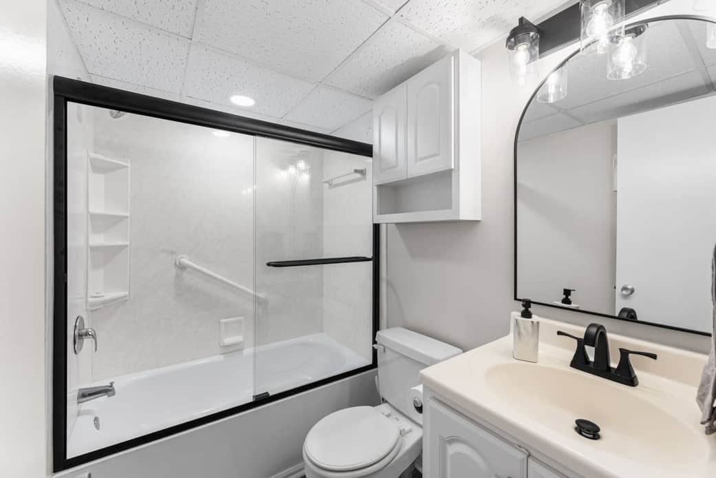 Fresh, modern space to reset after sun-filled days on the beach. Fresh, modern space to reset after sun-filled days on the beach.