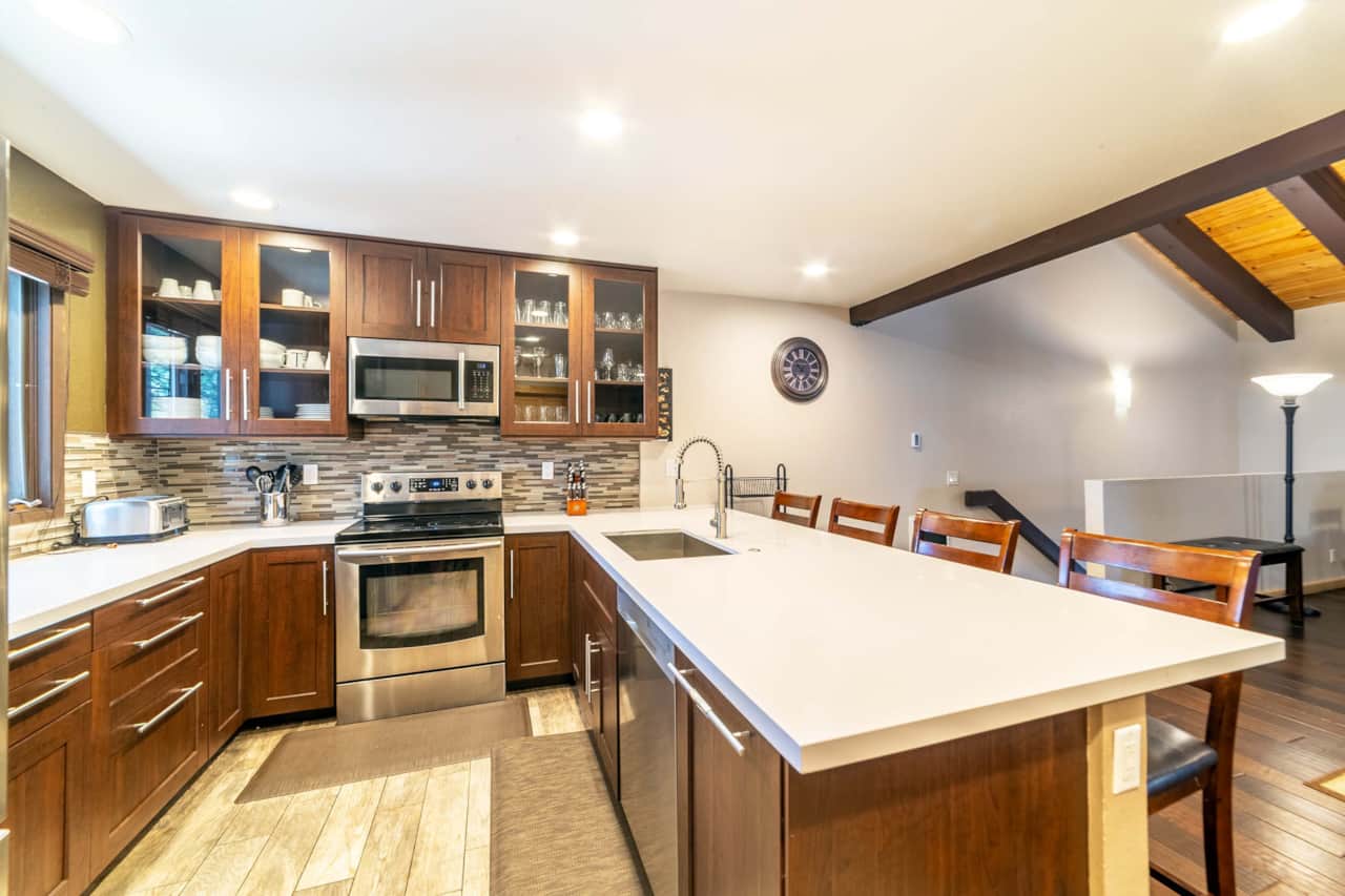 Redline Mammoth Luxurious Mammoth Pines Condo 2nd Floor Kitchen