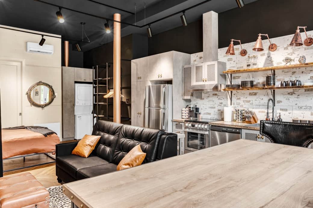 Cuisine entièrement équipée et fonctionnelle.
Tout ce qu’il faut pour cuisiner comme à la maison :
Keurig et cafetière filtre
Cuisinière, four, micro-ondes, réfrigérateur et lave-vaisselle
Tous les ustensiles et accessoires essentiels