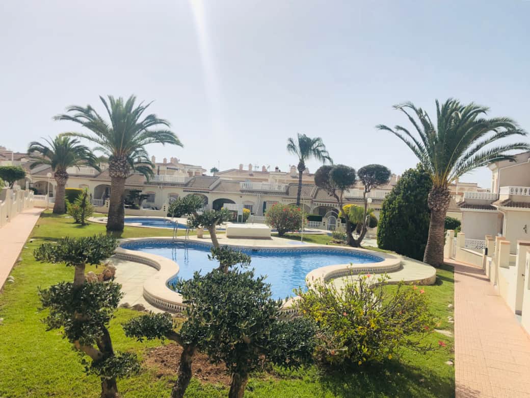 Poolanlage mit großen Kinderpool und einem Hauptpool