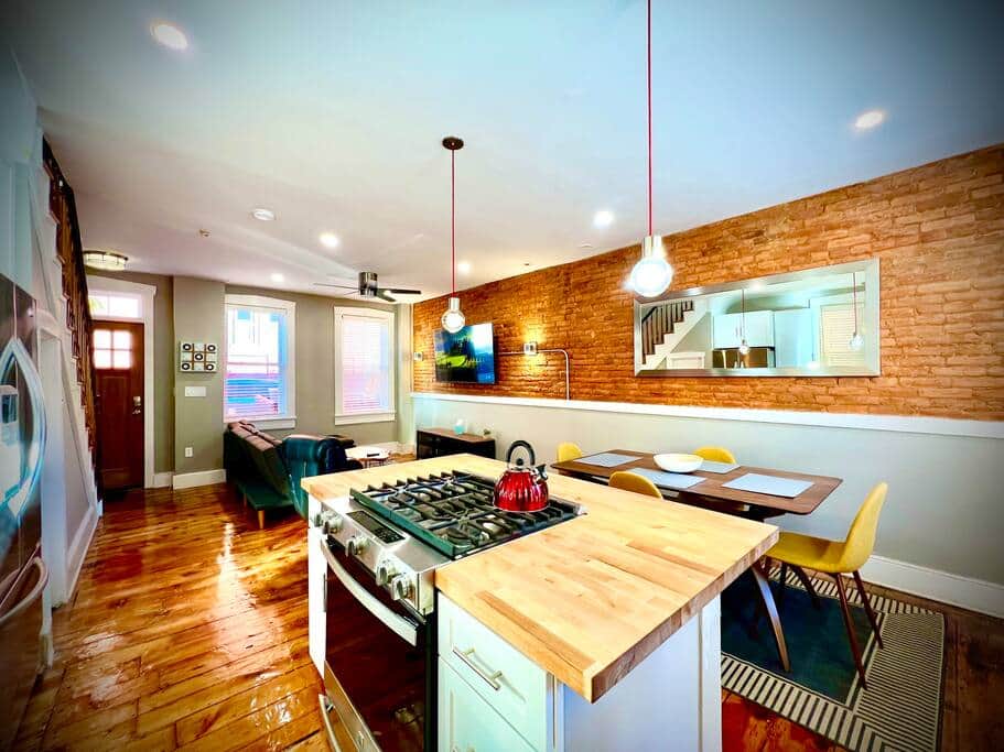 Gourmet Kitchen w/ Gallery Lighting Gourmet Kitchen w/ Gallery Lighting