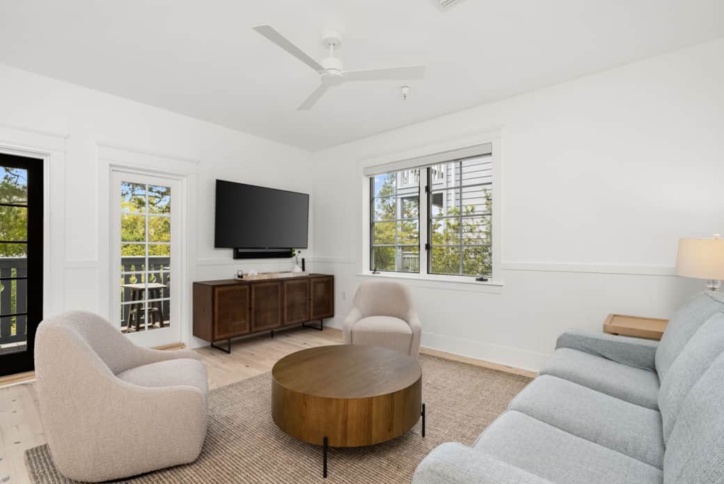 Living Room with Smart TV/Sonos Soundbar 