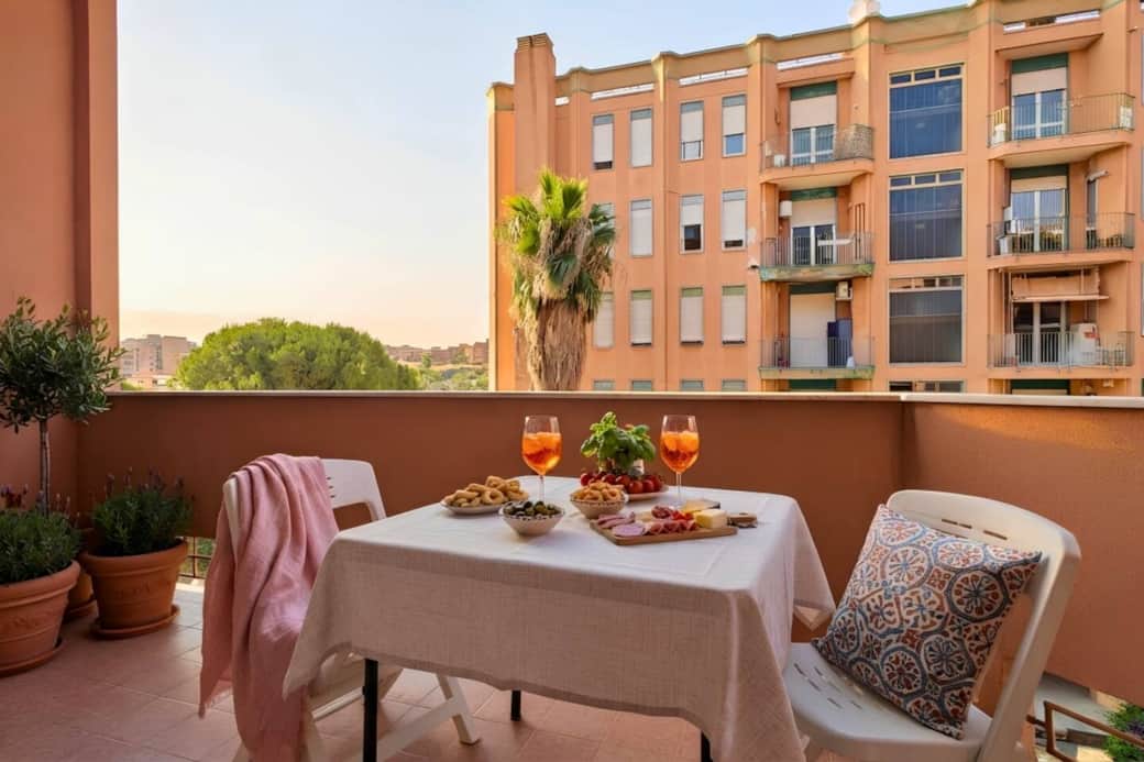 Il vostro angolo privato all'aperto: l'ampio balcone attrezzato è il posto ideale per iniziare la giornata con una colazione al sole o per un rilassante aperitivo serale.