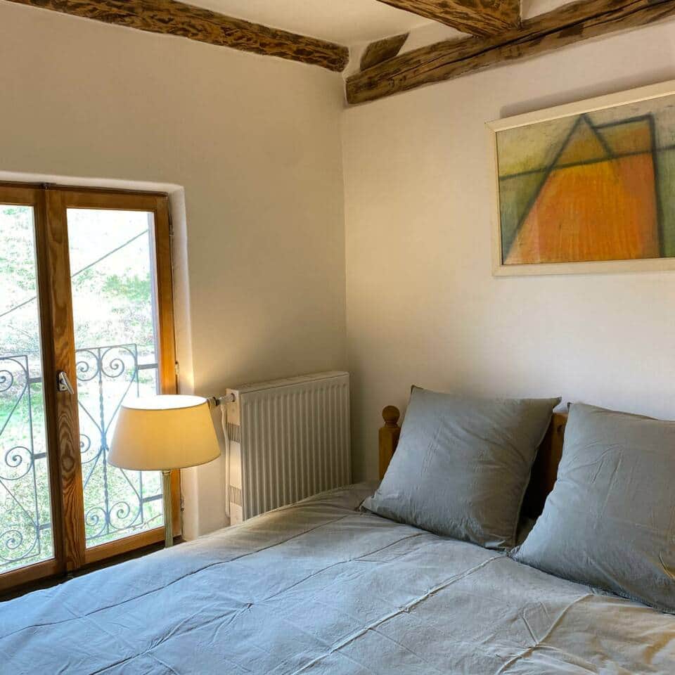 Schlafzimmer im Erdgeschoss 180x200 Bett - Kleiderschrank und Stuhl