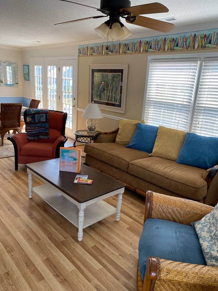 Comfy living area with seating for 6