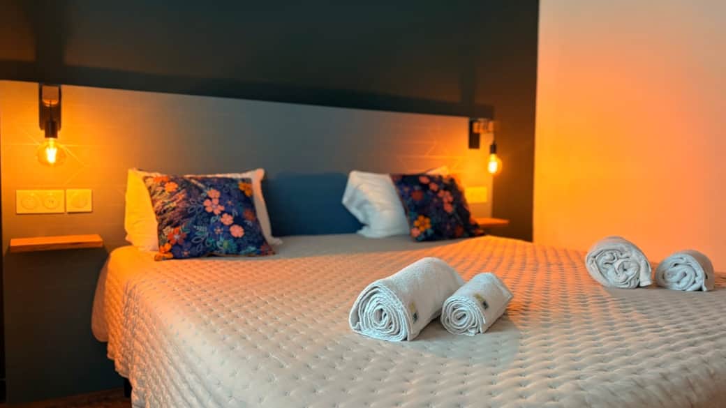 Profitez d'une nuit paisible dans cette chambre avec une literie de qualité exceptionnelle . Serviettes et linge de lit de qualité, ainsi qu’un dressing ouvert.️ 