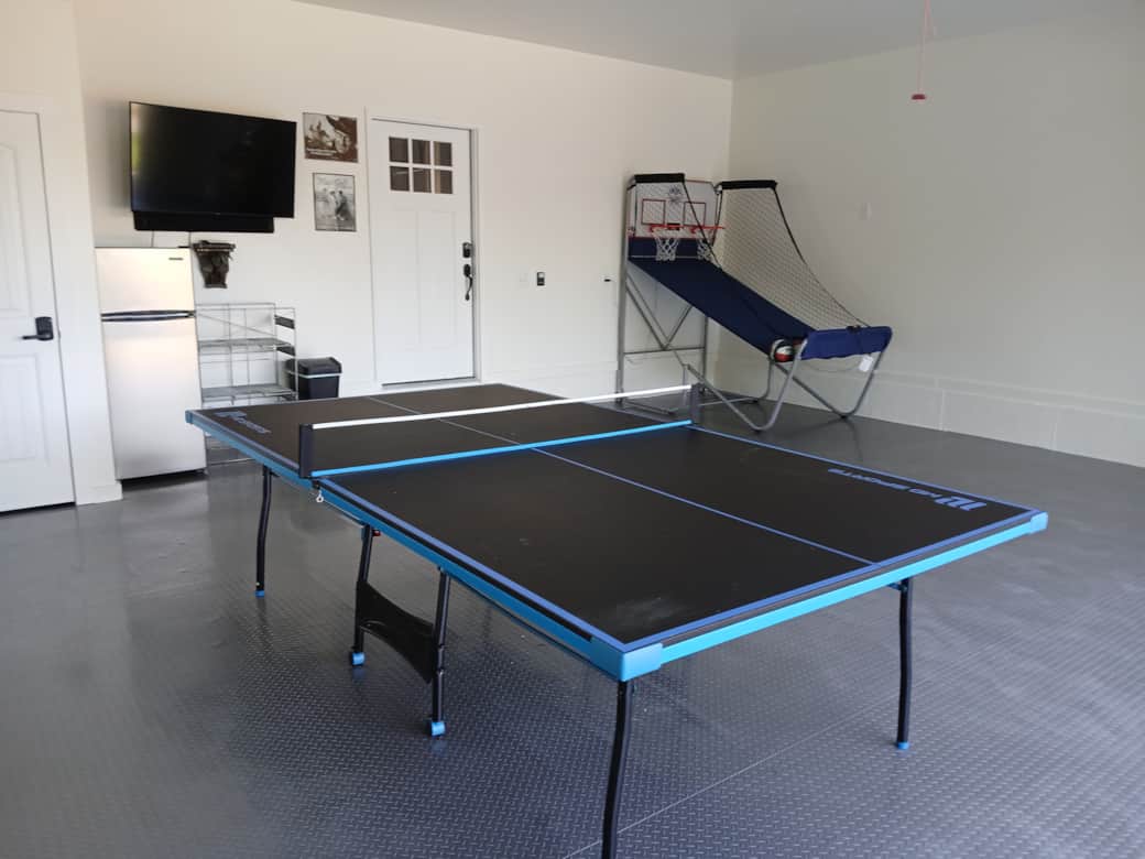 garage with games