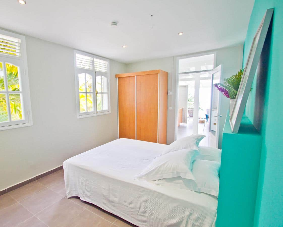 La chambre climatisée avec un lit de 160 par 200