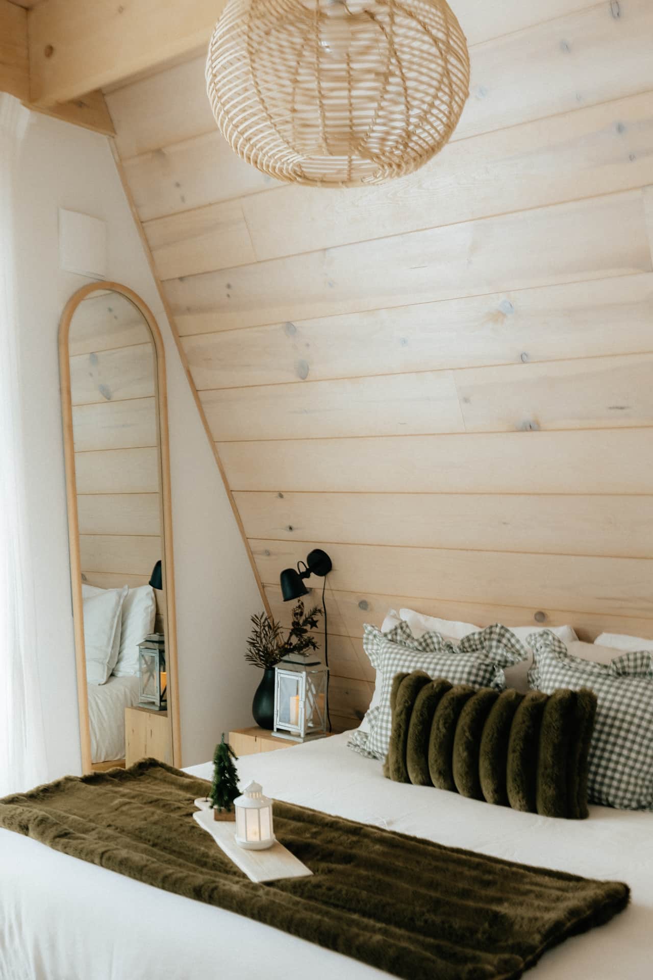 Chambre principale au rez-de-chaussée — lumière douce, calme scandinave. Crédit photo : @dorothea.he