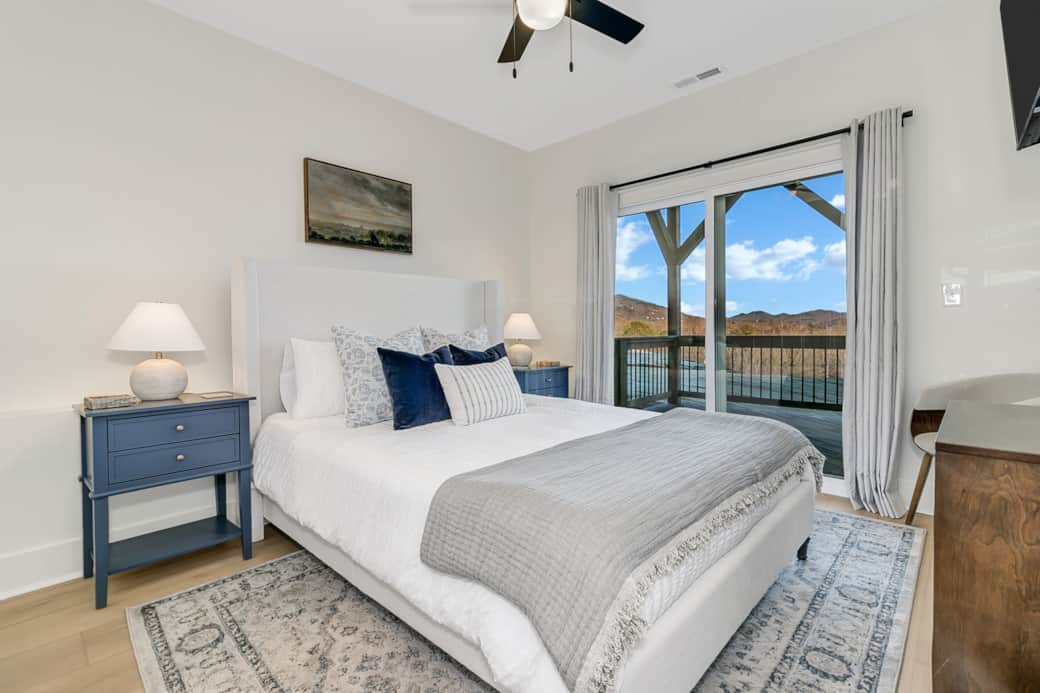 Go to sleep or wake up in the Queen bed to beautiful ALL-seasons views of the Blue Ridge Mountains 