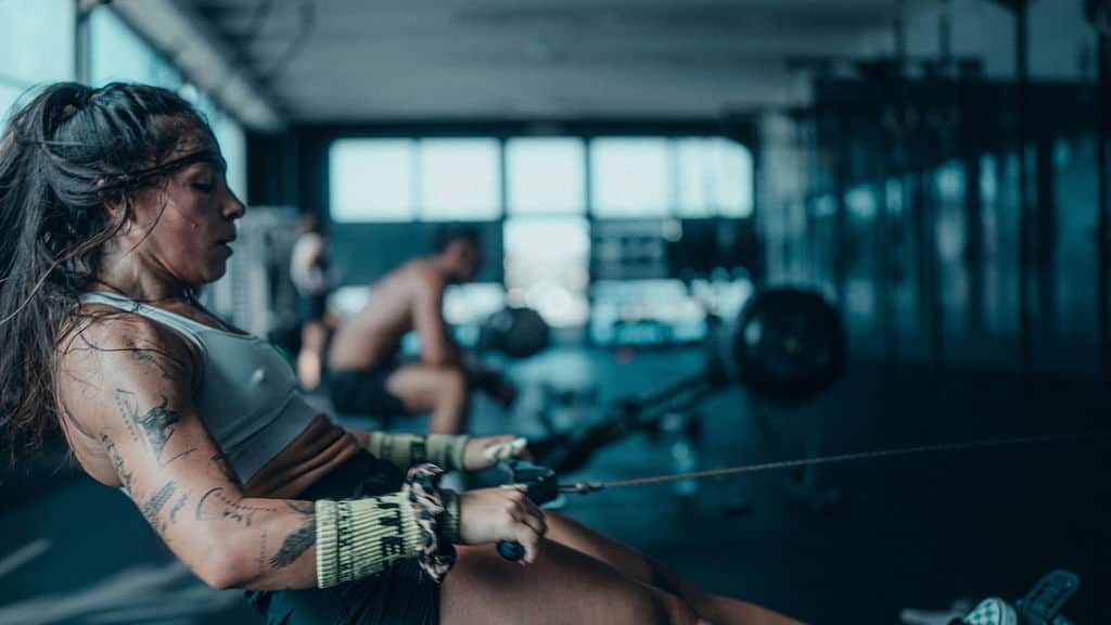 Eine Frau beim Training im Fitnessstudio