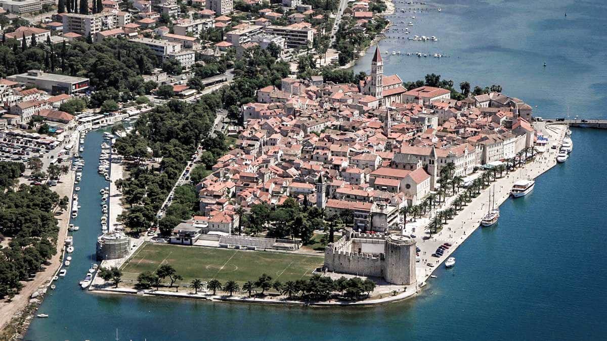 Historische Altstadt und Uferpromenade von Trogir
