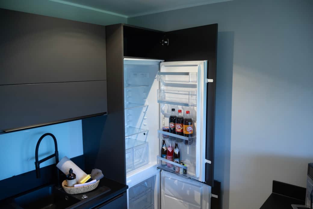 Küchenkomfort: Der Kühlschrank ist liebevoll bestückt, die gezeigten Flaschen zur Veranschaulichung.