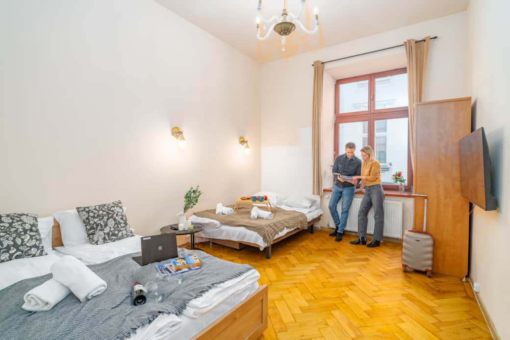 Jasna, przestronna część wypoczynkowa z kilkoma łóżkami i wygodną strefą relaksu.