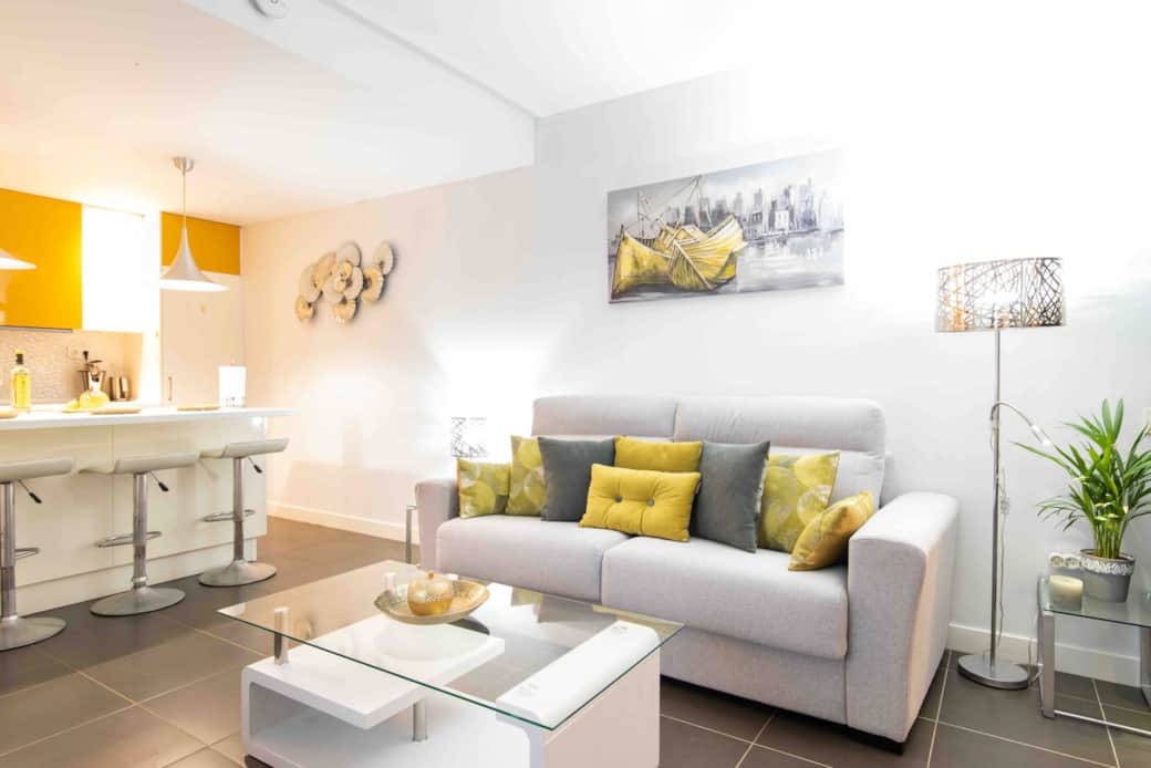 Sofá cama para 2 personas y vista de la cocina 